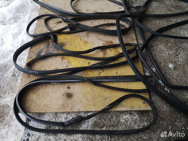 Уплотнитель двери для Toyota Camry V40 2006-2011