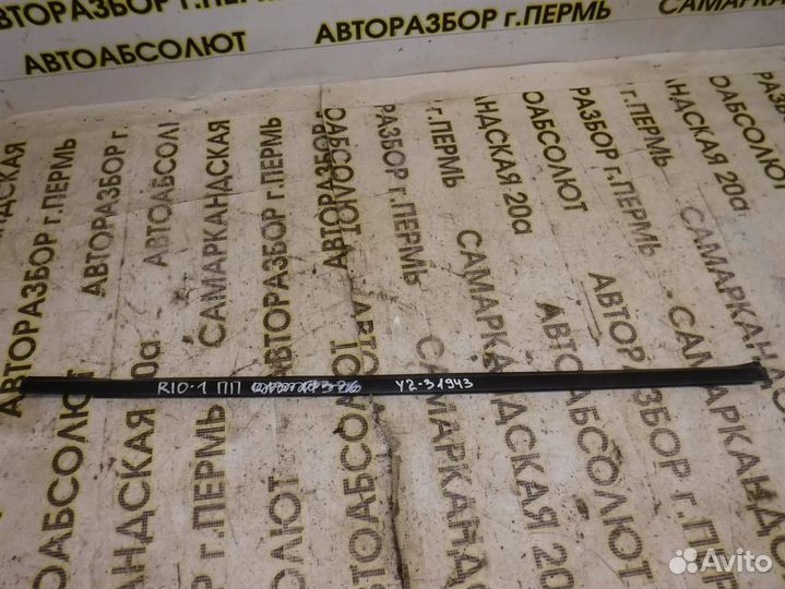 Накладка стекла переднего правого KIA RIO I (DC)