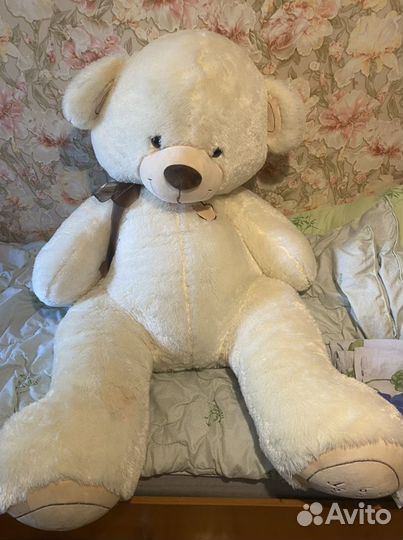Огромный плюшевый медведь