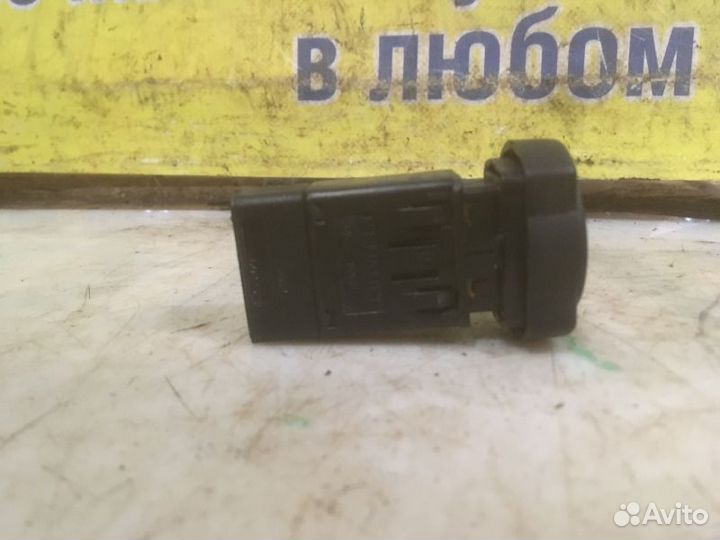 Кнопка аварийной сигнализации Renault Sandero