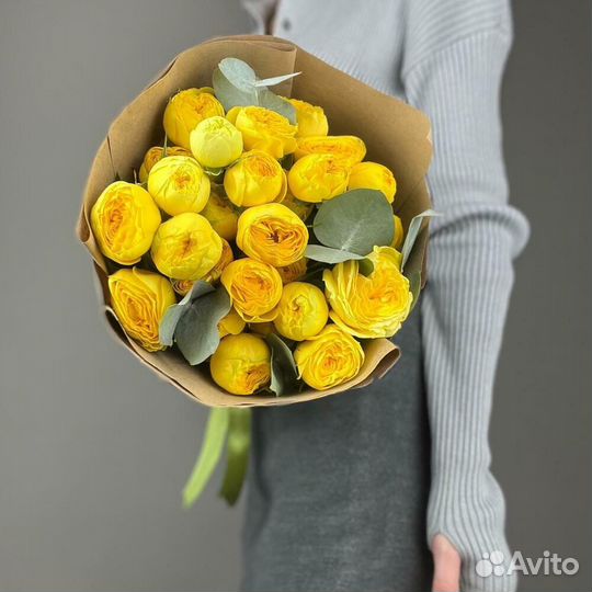 Пионовидная кустовая роза с эвкалиптом