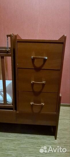 Детская кроватка с маятником и ящиками