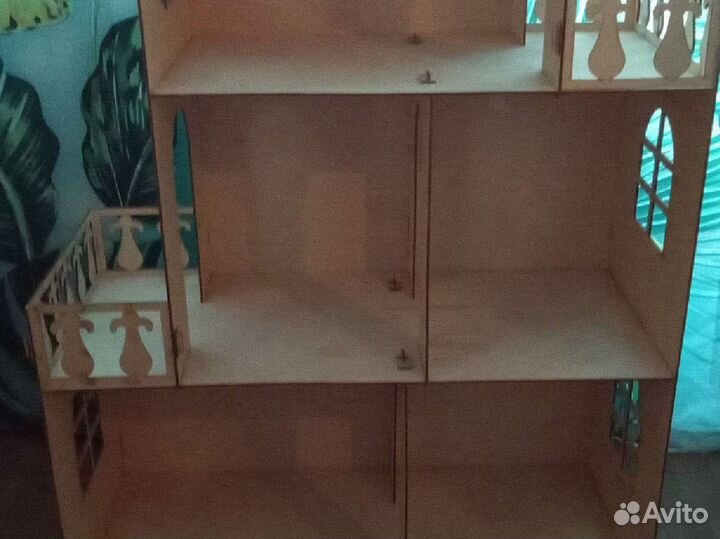 Домик для кукол деревянный с мебелью б/у