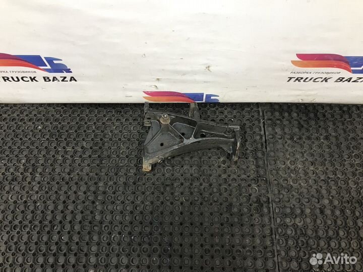 Кронштейн переднего бампера правый Scania 5-series