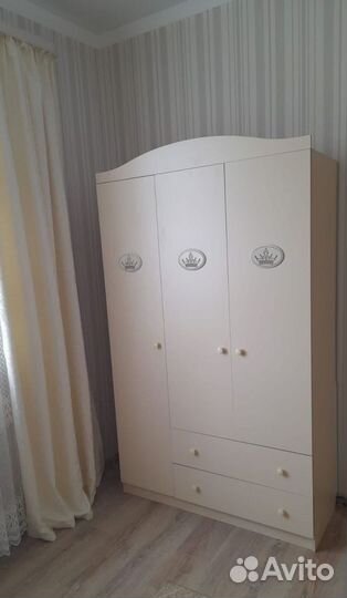 Шкаф детский трехстворчатый