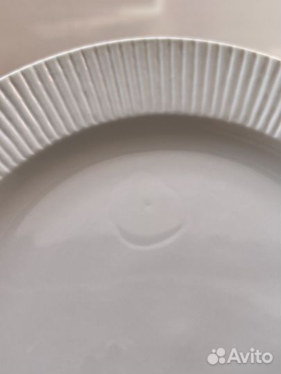 Тарелка белая рифленная с браком