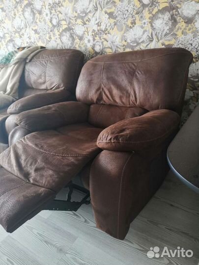Кожаный диван