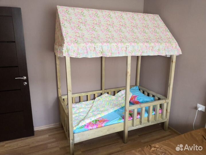 Детская кроватка домик