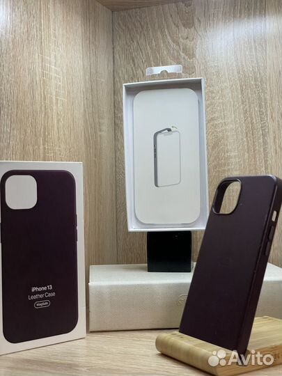 Кожаный чехол iPhone 13 (Вишнёвый)