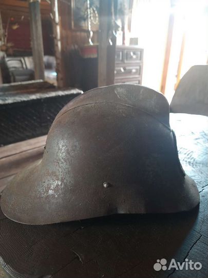 Старинный пожарный шлем каска