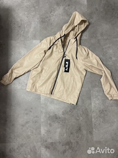 Ветровка женская весна с капюшоном короткая кожана