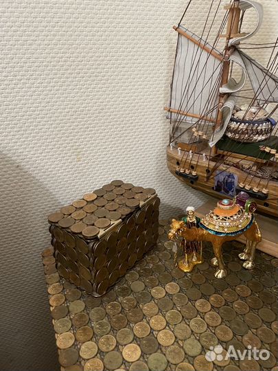 Маленькая шкатулка в виде сундучка