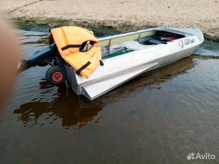 Моторная лодка с мотором и прицепом