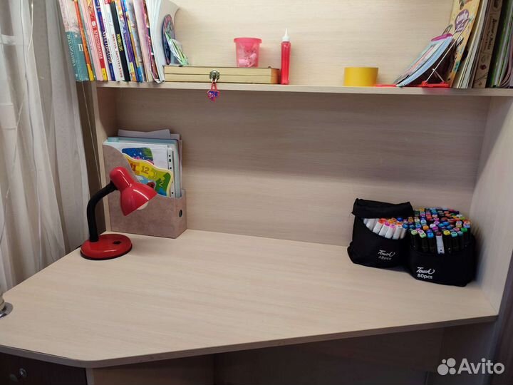 Детская кровать чердак со столом и шкафом