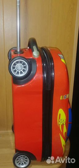 Детский чемодан на колёсиках
