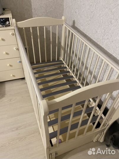 Детская кроватка с продольным маятником