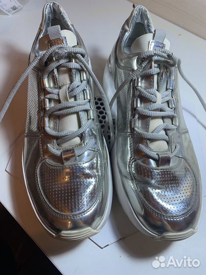 Кроссовки женские