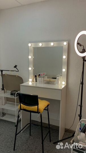 Туалетный столик с зеркалом и подсветкой