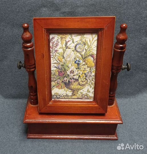 Небольшое настольное зеркало с ящичком