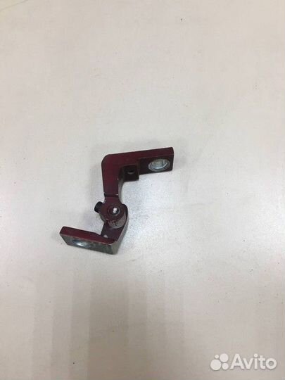 Петля двери задняя верхняя левая Skoda Octavia