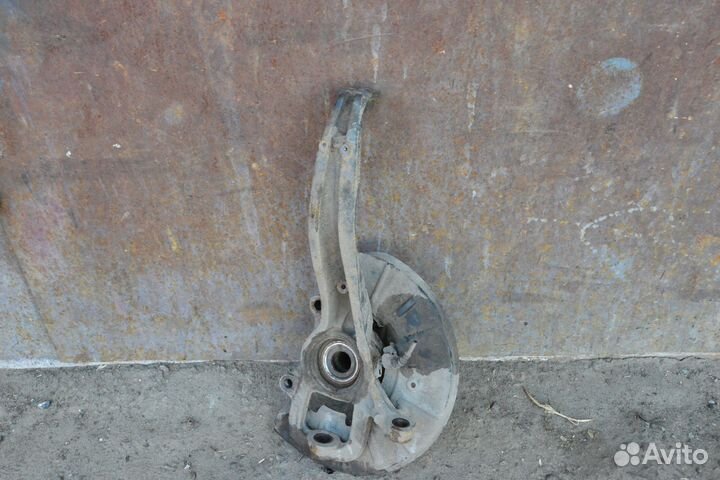 Volkswagen Touareg 1 кулак правый передний