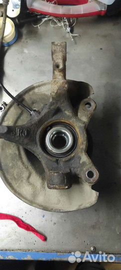 Передний левый поворотный кулак Mitsubishi Colt Z3