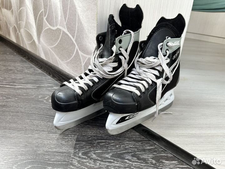 Хоккейные коньки CCM 43 размер