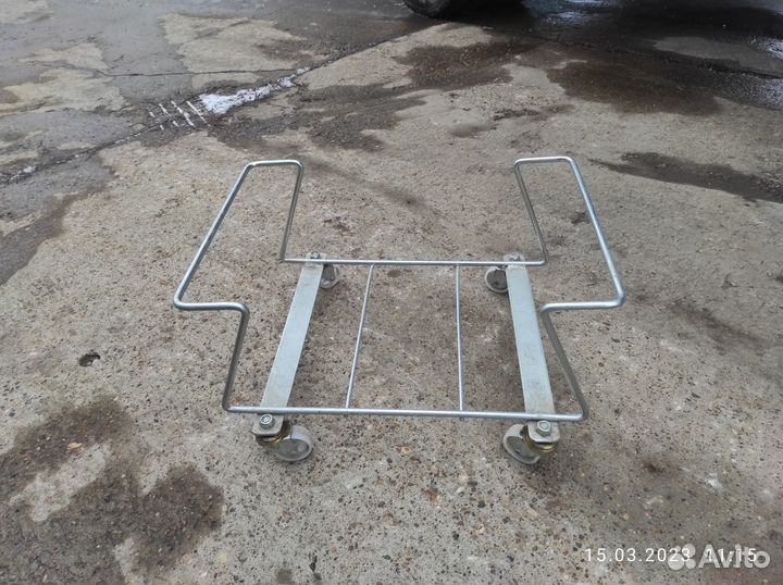 Подставка для покупательских корзин на колесах
