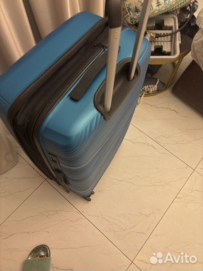 Абсолютно новый чемодан
