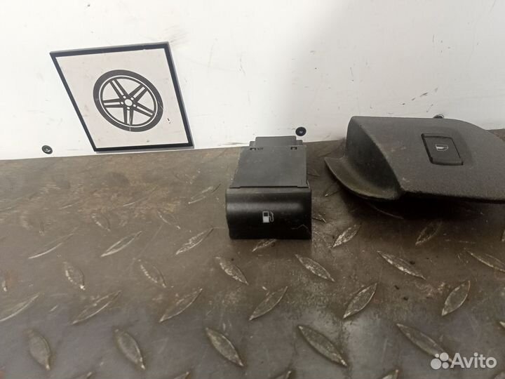 Кнопка аварийной сигнализации Skoda Octavia A4