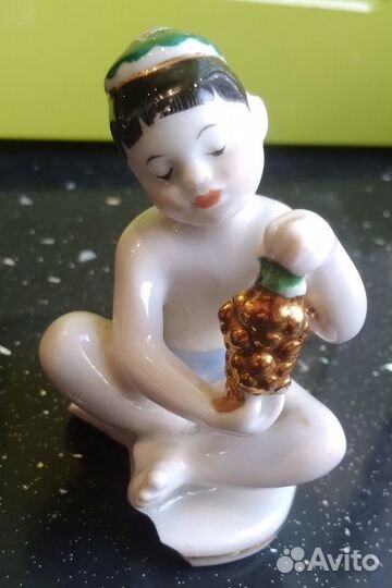 Фигурка фарфоровая.Мальчик с виноградом.лфз