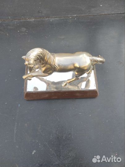 Статуэтка конь