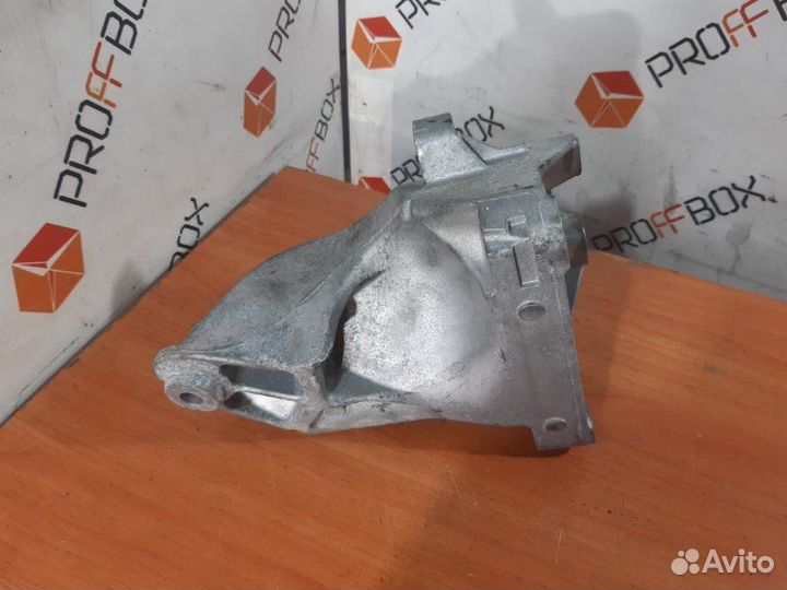 Кронштейн двигателя левый Mercedes C-Class W205