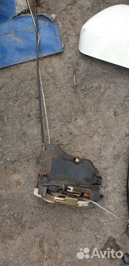 Замок двери передний левый Mitsubishi Lancer 9