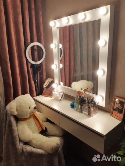 Гримерное зеркало с лампочками
