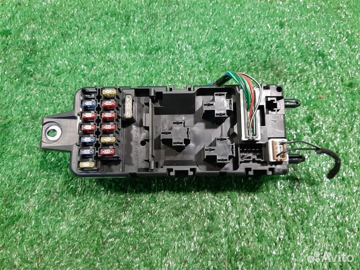 Блок предохранителей салонный Mitsubishi Carisma