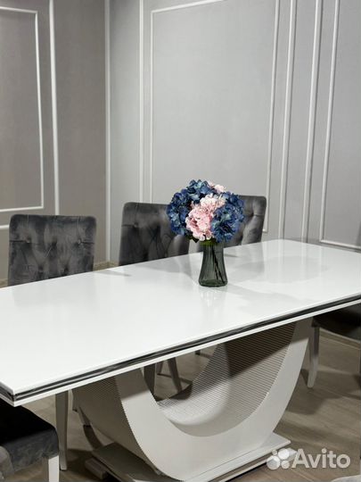 Стол и стулья