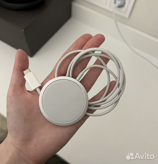 Зарядка на iPhone magsafe