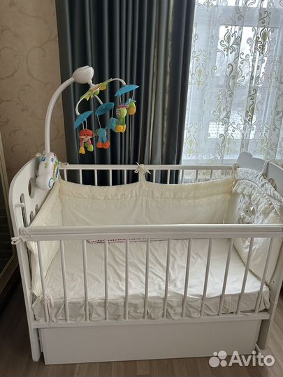 Детская кроватка с маятником