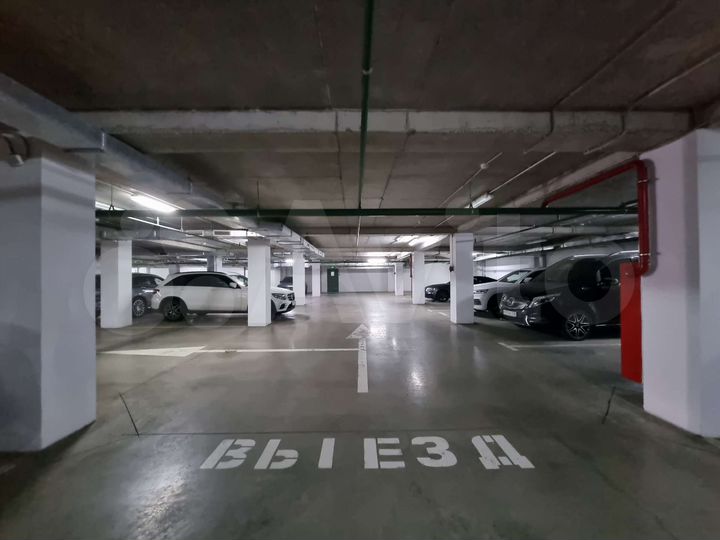 Машиноместо, > 30 м²
