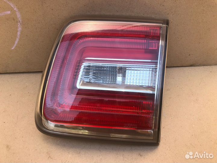Фонарь задний правый в крышку багажника Nissan Pat