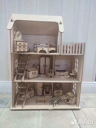 Большой кукольный домик с мебелью