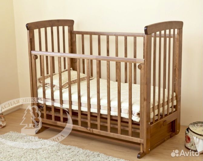 Детская кроватка с маятником