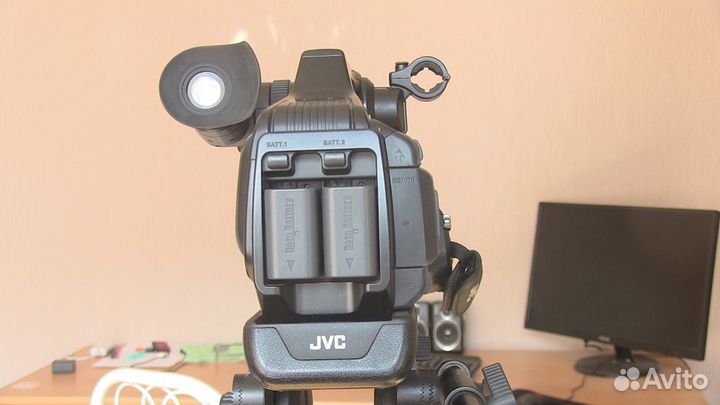 Профессиональную видеокамеру JVC GY-HM70E