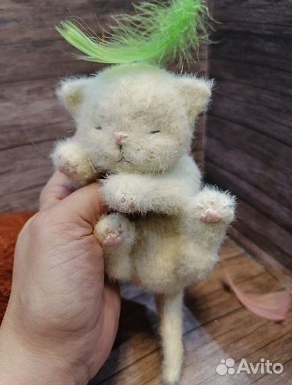 Вязаный спящий котёнок