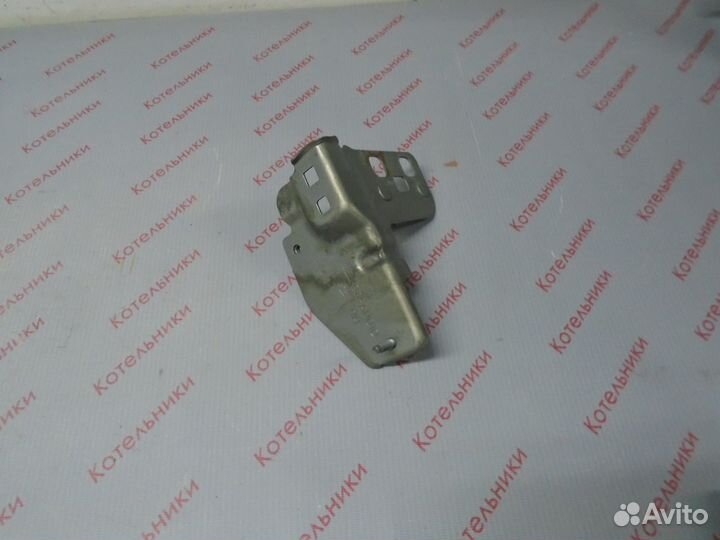 Nissan 62292-AU010 Кронштейн правый