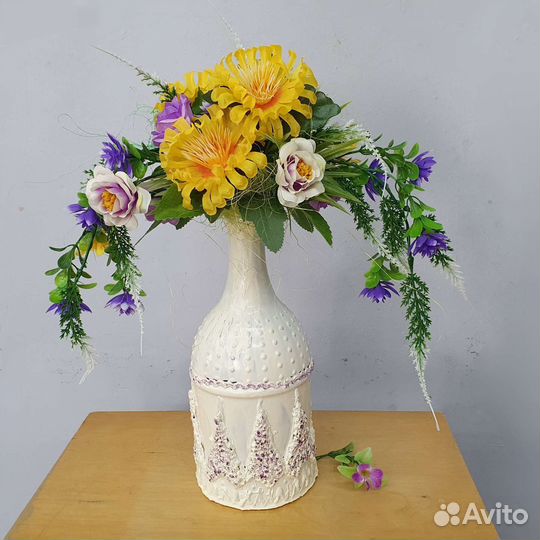 Высокая композиция из искусственных цветов