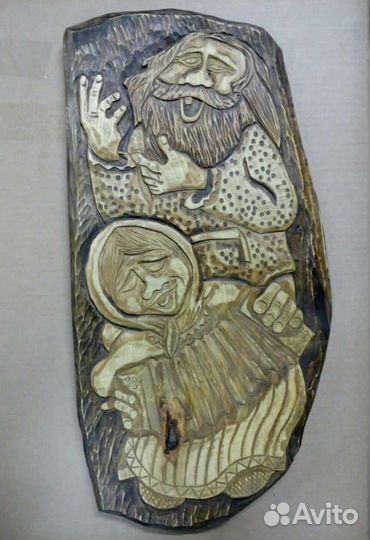 Резное панно из дерева