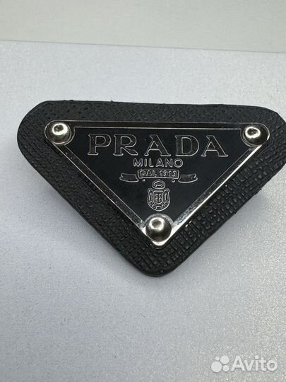 Брошь prada