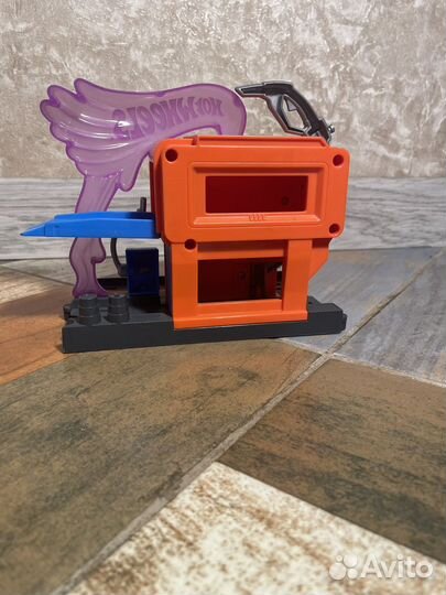 Игрушка Hot wheels бензозаправка для трека